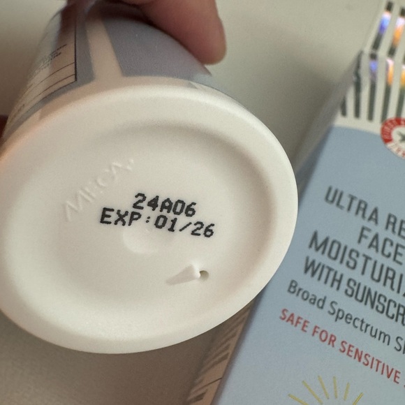 First Aid Beauty ultra repair face moisturizer with sunscreen - Picture 4 of 10